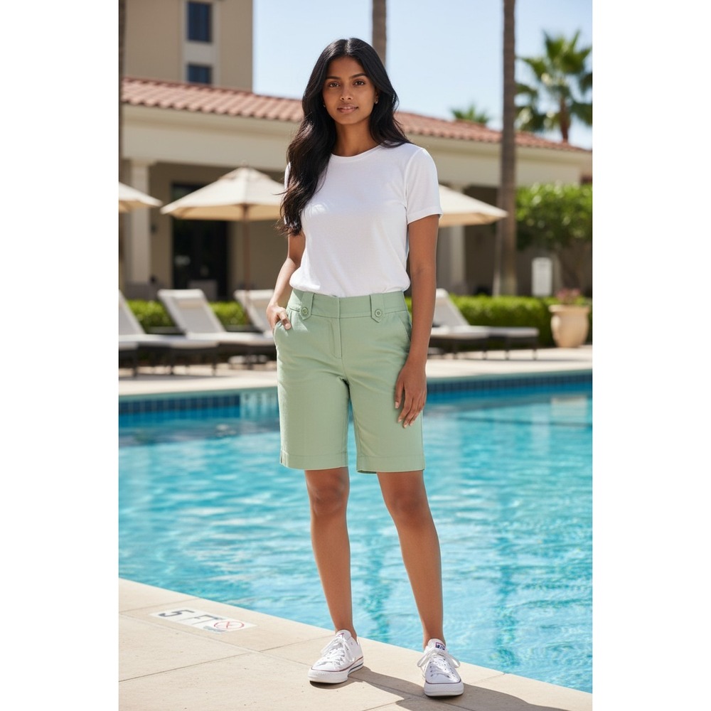 Bamboo Traders Womens Sage Green Bermuda Shorts Size 8P - Excellent Condition